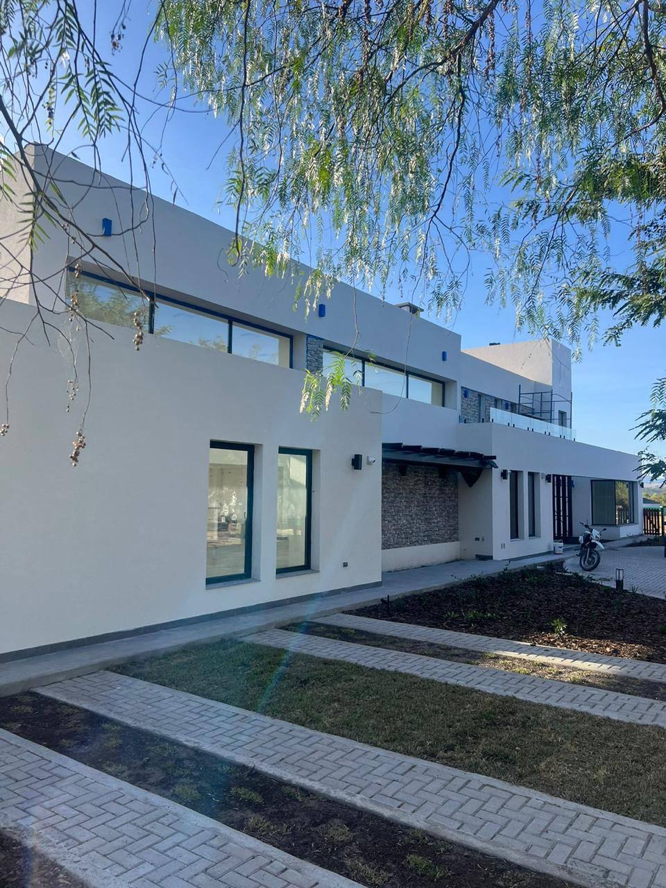Casa moderna con ventanas de aluminio - Acumag