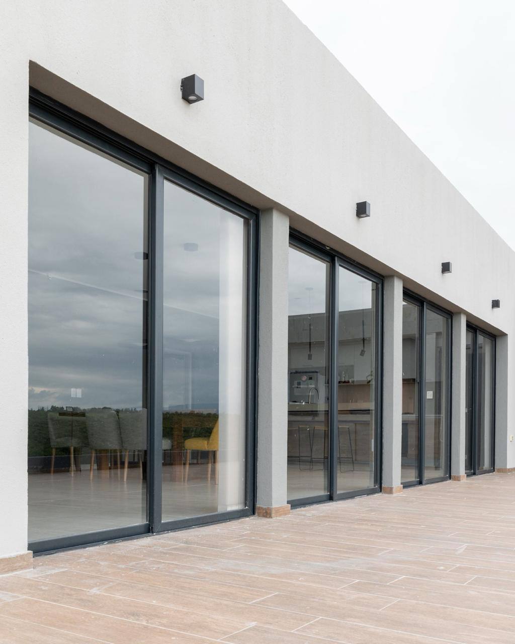 Terraza con ventanales - Acumag